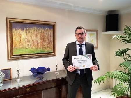 Carlos Cuenca posa con su premio (HUSC) Carlos Cuenca posa con su premio (HUSC)