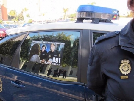 Agente junto a un vehículo policial (POLICÍA NACIONAL/ARCHIVO) Agente junto a un vehículo policial (POLICÍA NACIONAL/ARCHIVO)