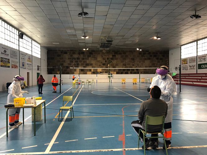 Un sanitario realiza el test a uno de los vecinos citados (AYTO. HUÉSCAR) 