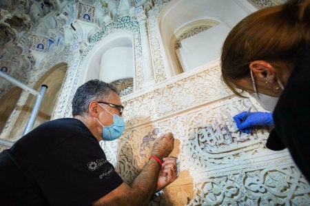 Restauración de yeserías en el Palacio de los Leones, una intervención que han dejado al descubierto en la Sala de los Reyes la policromía original de época nazarí (JUNTA) Restauración de yeserías en el Palacio de los Leones, una intervención que han dejado al descubierto en la Sala de los Reyes la policromía original de época nazarí (JUNTA)