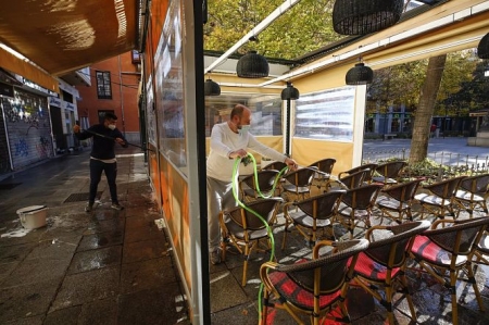 Camareros limpiando y poniendo las mesas en las terrazas de los bares a primera hora de las mañana (ÁLEX CÁMARA ( EUROPA PRESS) Camareros limpiando y poniendo las mesas en las terrazas de los bares a primera hora de las mañana (ÁLEX CÁMARA ( EUROPA PRESS)