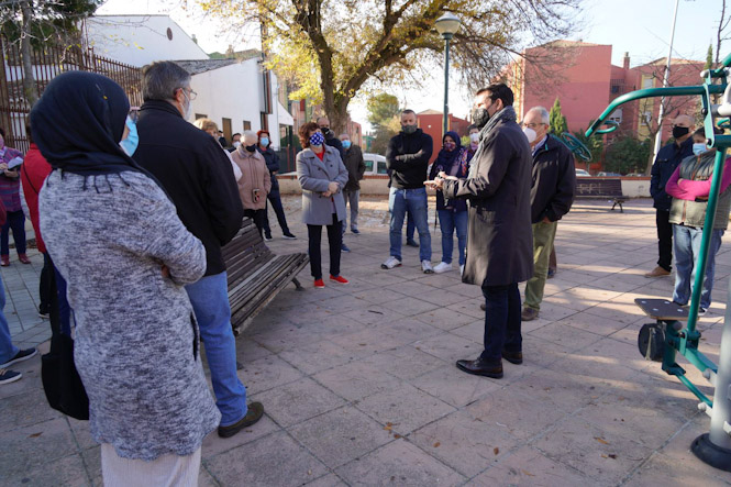 Francisco Cuenca con vecinos de Casería de Montijo (PSOE)