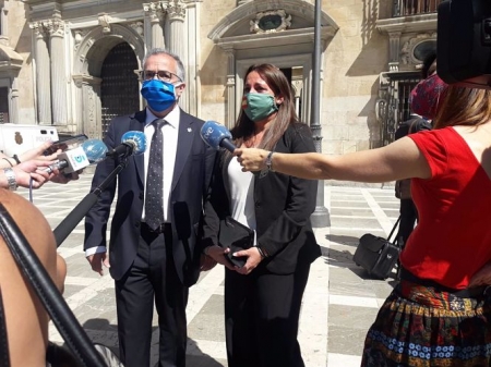 La viuda del guardia civil José Manuel Arcos atiende a los medios delante de la Audiencia de Granada (EUROPA PRESS) 