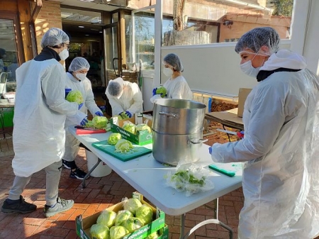 Los alumnos preparando la comida para el comedor solidario (AYTO. CHURRIANA) Los alumnos preparando la comida para el comedor solidario (AYTO. CHURRIANA)