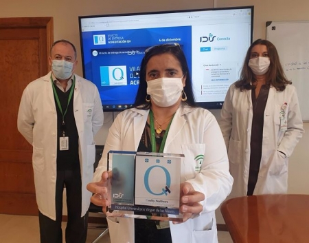 La directora gerente muesta el sello de calidad (JUNTA ANDALUCÍA) La directora gerente muesta el sello de calidad (JUNTA ANDALUCÍA)