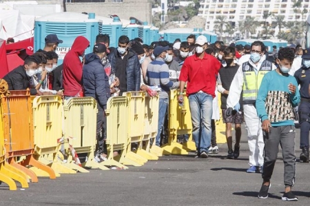 Varios inmigrantes hacen cola en el Muelle de Arguineguín(EUROPA PRESS) Varios inmigrantes hacen cola en el Muelle de Arguineguín(EUROPA PRESS)