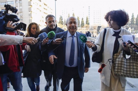 El exalcalde de Granada José Torres Hurtado, llegando al macrojuicio por el caso Serralo (ÁLEX CÁMARA - EUROPA PRESS) El exalcalde de Granada José Torres Hurtado, llegando al macrojuicio por el caso Serralo (ÁLEX CÁMARA - EUROPA PRESS)