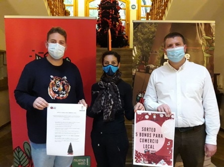 Los concejales de Fiestas y Comercio y el alcalde de Monachil presentan la campaña (AYTO. MONACHIL) 