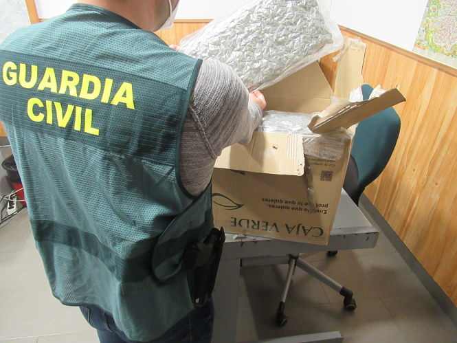 Un agente de la Guardia CIvil junto a uno de los paquetes (GUARDIA CIVIL)