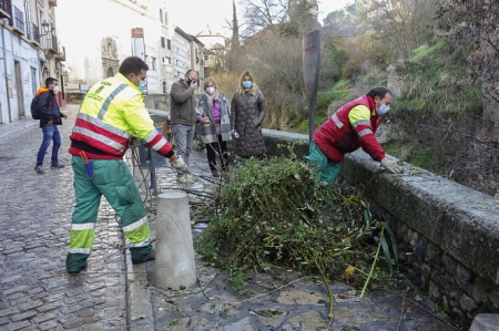 Actuaciones de desbroce en el entorno del Rio Darro (JAVIER ALGARRA / AYUNTAMEINTO) Actuaciones de desbroce en el entorno del Rio Darro (JAVIER ALGARRA / AYUNTAMEINTO)