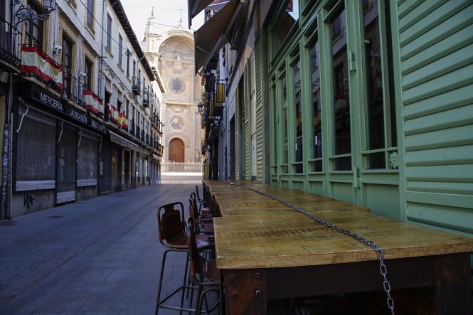 Catedral de Granada, al fondo, durante el confinamiento domiciliario por la pandemia (ÁLEX CÁMARA / EUROPA PRESS)