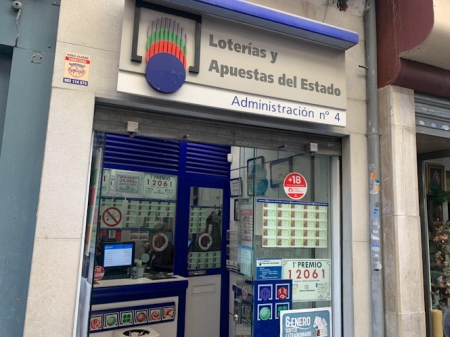 Administración número 4 de Granada , donde se han vendido décimos de `El Gordo` (JOSÉ VELASCO) Administración número 4 de Granada , donde se han vendido décimos de `El Gordo` (JOSÉ VELASCO)