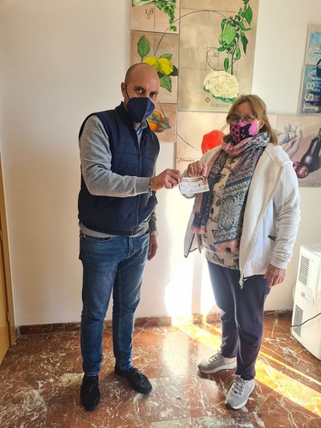 el alcalde de Otura. Nazario Montes, entrega su bono de compra a la primera vecina agraciada en el sorteo, Fátima Blanco (AYTO. OTURA) el alcalde de Otura. Nazario Montes, entrega su bono de compra a la primera vecina agraciada en el sorteo, Fátima Blanco (AYTO. OTURA)