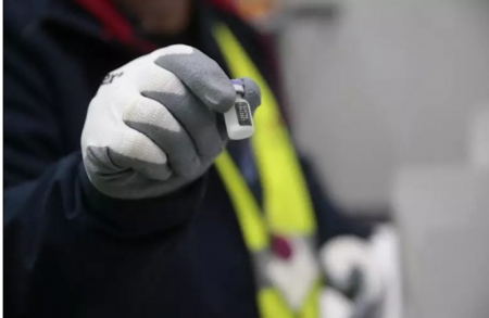 Una persona de los laboratorios que han desarrollado las vacunas, Pfizer y BioNtech muestra una dosis de la vacuna. (MONCLOA) Una persona de los laboratorios que han desarrollado las vacunas, Pfizer y BioNtech muestra una dosis de la vacuna. (MONCLOA)