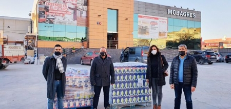 Los representantes de la empresa Mobagres de Cúllar Vega donan leche y productos lácteos al Ayuntamiento cullero (AYTO. CÚLLAR VEGA) Los representantes de la empresa Mobagres de Cúllar Vega donan leche y productos lácteos al Ayuntamiento cullero (AYTO. CÚLLAR VEGA)
