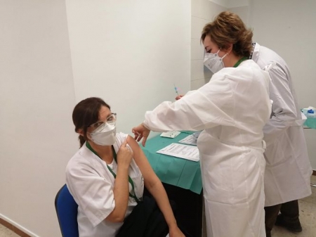 Una profesional sanitaria del Hospital Virgen de las Nieves de Granada recibe la vacuna contra el Covid-19 (HOSPITAL VIRGEN DE LAS NIEVES DE GRANADA) Una profesional sanitaria del Hospital Virgen de las Nieves de Granada recibe la vacuna contra el Covid-19 (HOSPITAL VIRGEN DE LAS NIEVES DE GRANADA)