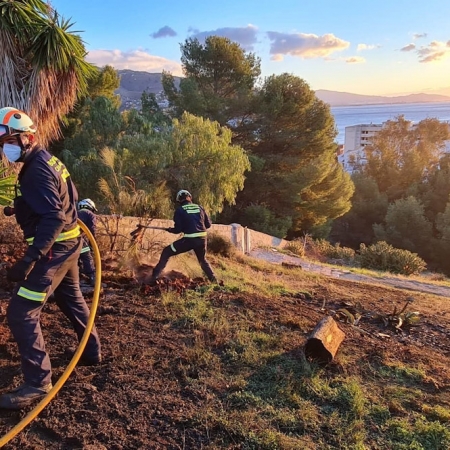 Bomberos en tareas de extinción de uno de los incendios (AYTO. ALMUÑÉCAR)
