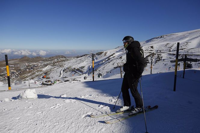Esquiadores con mascarillas en la estación de esquí de Sierra Nevada, en la inauguración de la temporada invernal 20-21 (ÁLEX CÁMARA - EUROPA PRESS) 