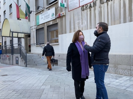 Jacobo Calvo y María José Sánchez Rubio en el Centro de salud de Gran Capitán (PSOE) Jacobo Calvo y María José Sánchez Rubio en el Centro de salud de Gran Capitán (PSOE)