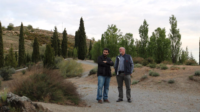 Benjamín Amo junto al historiador Miguel Caballero en Granada, en uno de las localizaciones en donde pudo ser enterrado García Lorca (REBELIÓN EDITORIAL) 