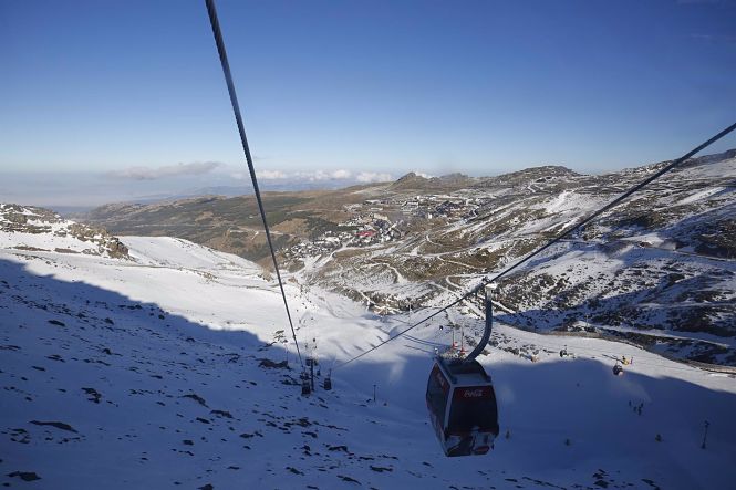 Esquiadores con mascarillas en la estación de esquí de Sierra Nevada tras la apertura de la temporada (ÁLEX CÁMARA - EUROPA PRESS)
