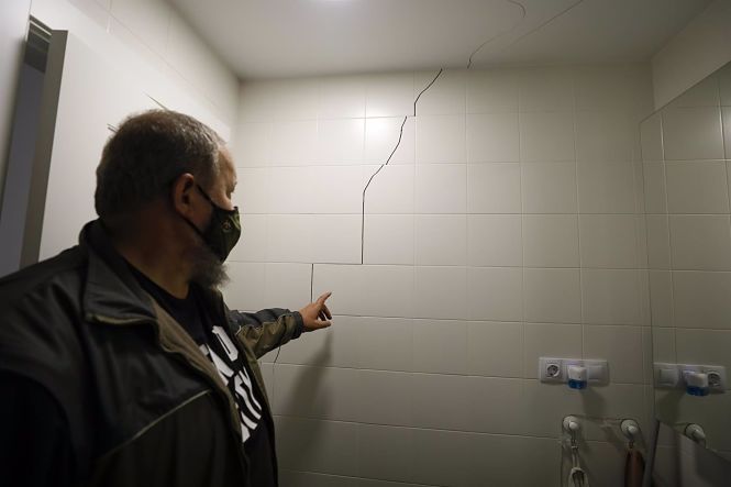 Un vecino muestra las grietas causadas en su vivienda tras el terremoto de 4.4 grados con epicentro en Santa Fe (ÁLEX CÁMARA /EUROPA PRESS) 