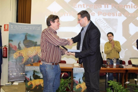 Luis García Montero entrega Premio Alhambra a Carlos Aldazábal, en imagen de archivo (FIP GRANADA) 