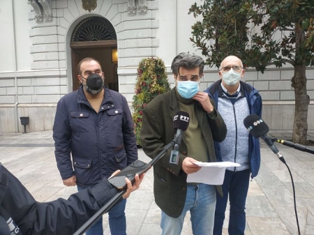 Antonio Cambril ha atendido a los medios en la Plaza del Carmen (PODEMOS-IU) Antonio Cambril ha atendido a los medios en la Plaza del Carmen (PODEMOS-IU)