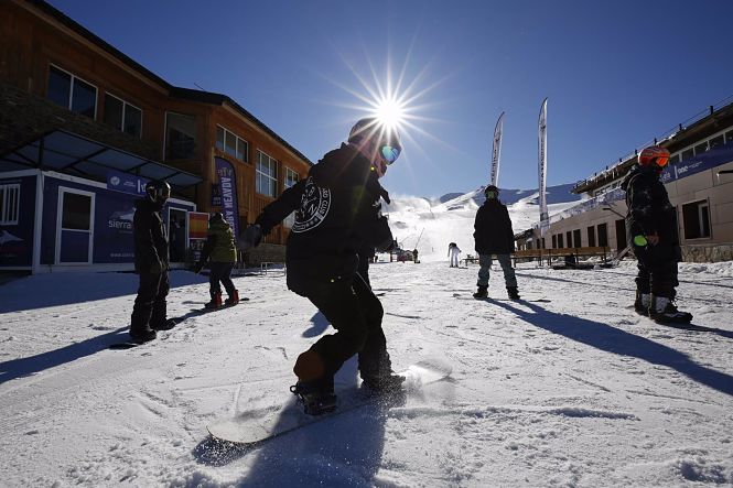 Esquiadores con mascarillas en la estación de esquí de Sierra Nevada (ÁLEX CÁMARA / EUROPA PRESS)