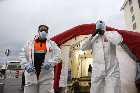 Trabajadores de proteccion civil se desinfectan contra el coronavirus en una carpa instalada en el hospital del PTS (ÁLEX CÁMARA / EUROPA PRESS) Trabajadores de proteccion civil se desinfectan contra el coronavirus en una carpa instalada en el hospital del PTS (ÁLEX CÁMARA / EUROPA PRESS)