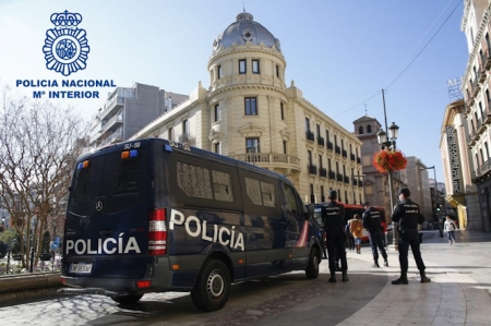 Agentes de la Policía Nacional en el centro de Granada (POLICÍA NACIONAL) Agentes de la Policía Nacional en el centro de Granada (POLICÍA NACIONAL)