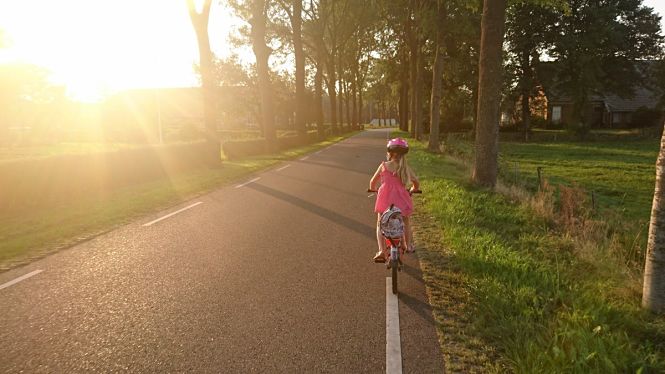 Una niña se desplaza en bicicleta para ir al colegio (UGR)