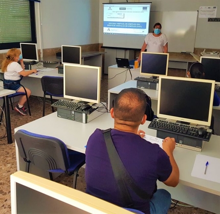 Imagen de una sesiónd e orientación laboral (CÁRITAS) Imagen de una sesiónd e orientación laboral (CÁRITAS)