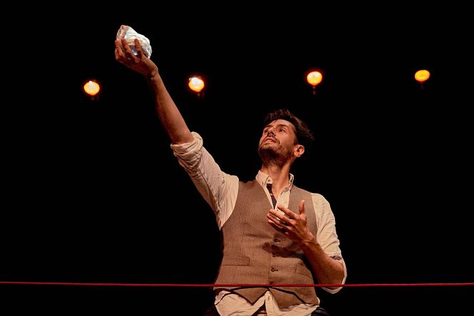Juan Diego Botto durante la representación de la obra (JUNTA)
