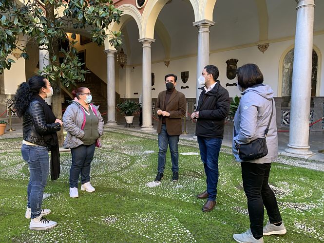 Imagen de la reunión en el Patio del Ayuntamiento (PSOE)
