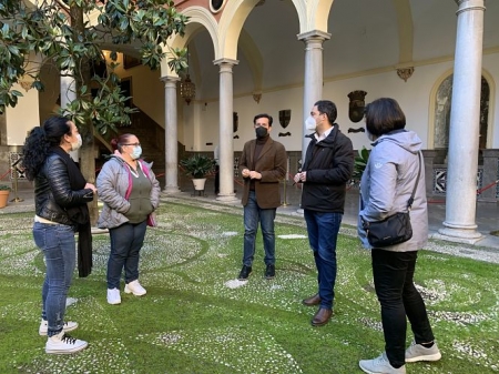Imagen de la reunión en el Patio del Ayuntamiento (PSOE)
