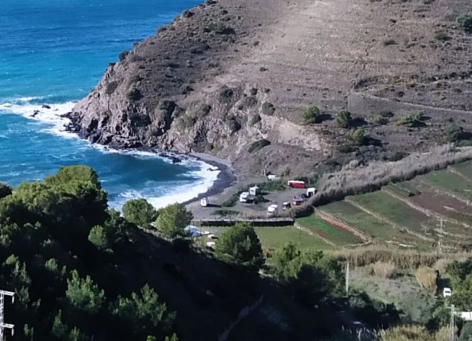Acampada ilegal en Playa Enmedio (AYTO. ALMUÑÉCAR)