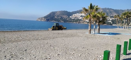 Una maquina en la Playa de La Hrradura (AYTO. ALMUÑÉCAR)
