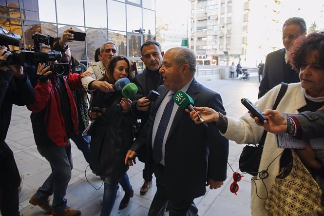 El exalcalde de Granada José Torres Hurtado, llegando al macrojuicio por el caso Serrallo, en el que salió absuelto (ÁLEX CÁMARA - EUROPA PRESS) 
