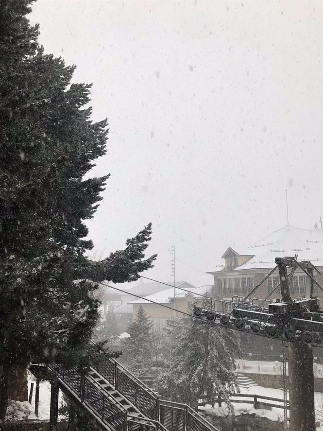 Nieva en Pradollano en la tarde de este domingo (JUNTA) 