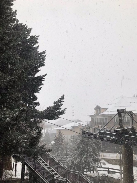 Nieva en Pradollano en la tarde de este domingo (JUNTA) 