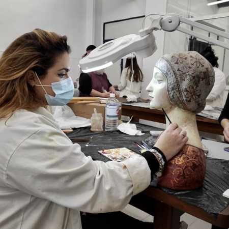 Una alumna en la Restauración de la una obra (EAG) Una alumna en la Restauración de la una obra (EAG)