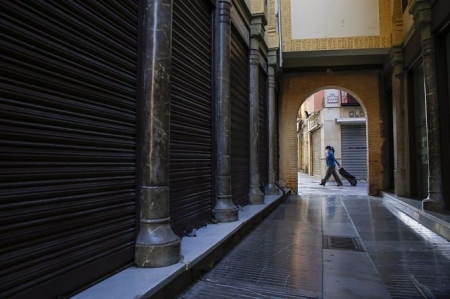 Calle Zacatin, una de las calles comerciales de la ciudad de Granada, vacía y con sus comercios y bares cerrados (ÁLEX CÁMARA - EUROPA PRESS) Calle Zacatin, una de las calles comerciales de la ciudad de Granada, vacía y con sus comercios y bares cerrados (ÁLEX CÁMARA - EUROPA PRESS)