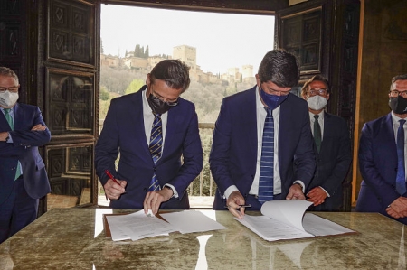 Luis Salvador y Juan Marín han firmado el convenio (JAVIER ALGARRA / AYUNTAMIENTO) Luis Salvador y Juan Marín han firmado el convenio (JAVIER ALGARRA / AYUNTAMIENTO)