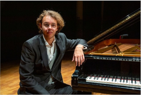 Imagen del pianista ruso Filipp Moskalenko (AYTO. ALMUÑÉCAR) Imagen del pianista ruso Filipp Moskalenko (AYTO. ALMUÑÉCAR)