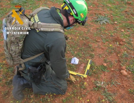 Un agente del Tedax junto al proyectil (GUARDIA CIVIL)