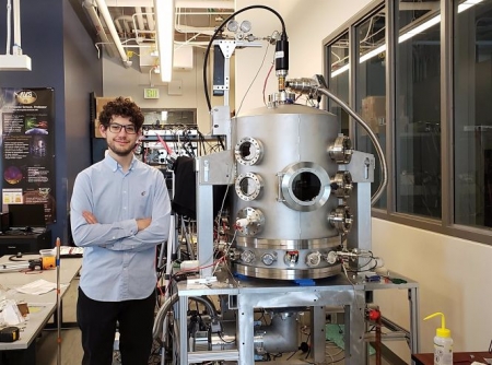 Álvaro Romero Calvo junto a la cámara de vacío de su laboratorio (JOSHUA NELSON) Álvaro Romero Calvo junto a la cámara de vacío de su laboratorio (JOSHUA NELSON)