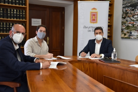 Imagen de la firma del convenio (AYTO. BAZA) Imagen de la firma del convenio (AYTO. BAZA)