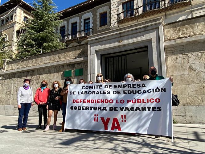 Imagen de la concentración en la sede de la Delegación de Educación (CCOO)