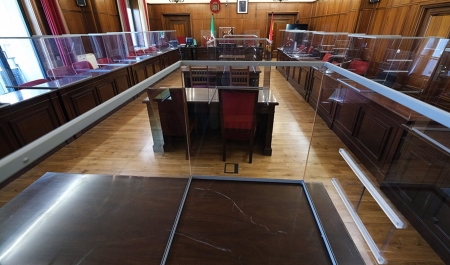 Mamparas instaladas en las salas de vista de los juzgados para proteger frente al Covid-19 (JUNTA DE ANDALUCÍA)